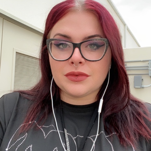 Meet your Posher, Lauren - Picture 5 of 5